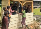 Satgas Yonif 631/Antang Bersihkan Gereja di Papua, Wujud Nyata TNI Bangun Kedekatan dengan Warga