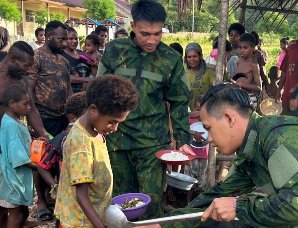 Satgas Yonif 631/Antang Jalin Keakraban Lewat Makan Bersama Warga Papua
