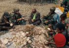 Satgas Yonif 527/BY dan Warga Kampung Wuyuneri Gelar Bakar Batu